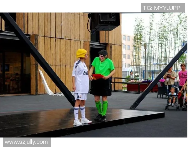 小孩与足球明星的奇妙互动教会了我们舞蹈与运动的完美结合