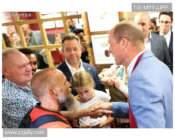 足球明星亲吻瞬间曝光引发热议粉丝纷纷点赞分享社交媒体盛况空前