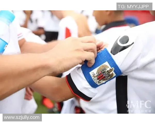 足球明星短袖造型大赏尽显运动魅力与时尚风范的精彩瞬间 足球明星短袖造型大赏尽显运动魅力与时尚风范的精彩瞬间